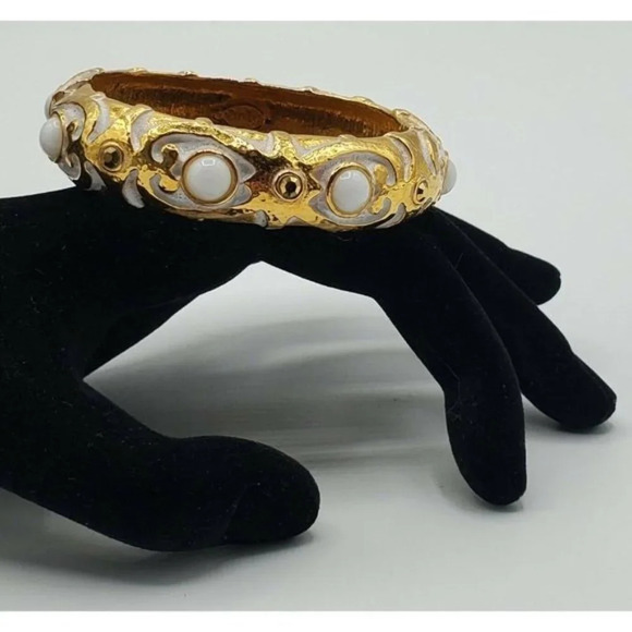 Jose & Maria Barrera Sculpted Hammered White Glass Stone Bangle Bracelet - Picture 5 of 10